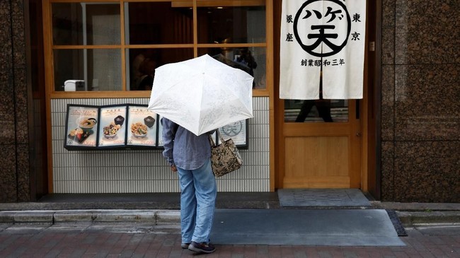 Jepang, negara futuristik yang mengedepankan inovasi, nyatanya masih konvensional dalam transaksi pembayaran. Buktinya, uang tunai masih mendominasi.