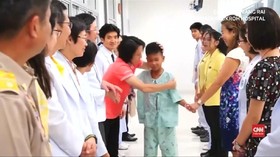 VIDEO: Remaja Gua di Thailand Awali Aktivitas  dengan Doa