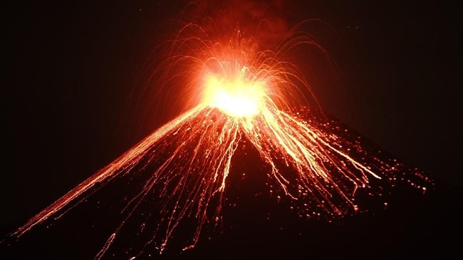 Aktivitas Gunung Anak Krakatau sepanjang Minggu hingga Senin terpantau mengeluarkan sinar api, lava pijar, serta terdengar dentuman keras.