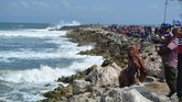 FOTO: Evakuasi Korban Kapal Tenggelam di Jember Sejauh ini, sebanyak 22 nelayan menjadi korban, 12 selamat dan 8 nelayan tewas serta dua orang masih dalam pencarian akibat tenggelamnya kapal di Jember.