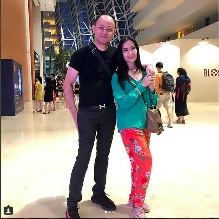 <p>Ketika di Marina Bay Sands, Singapura, keduanya tidak canggung bermesraan. (Foto: Instagram @Isdadahlia)</p>