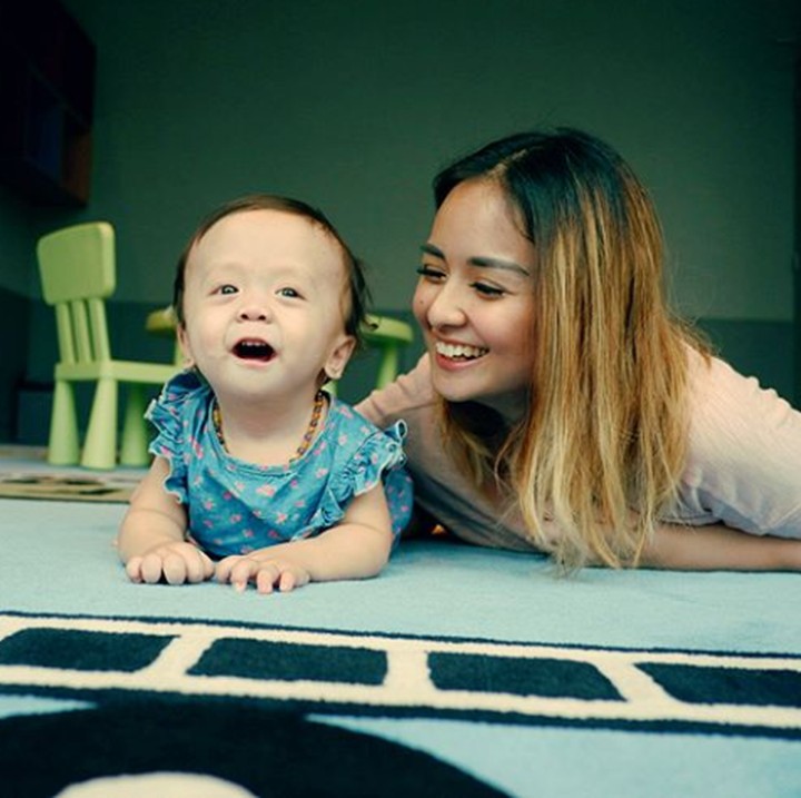 <p>Menurut Joanna Alexandra, Zio semain menunjukkan perkembangan yang positif. Misalnya nih di usia 8 bulan, lubang di jantung sudha menutup sempurna. (Foto: Instagram @joannaalexandra)</p>