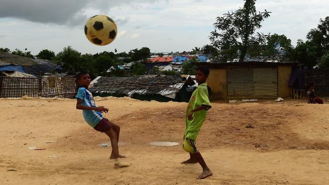 Gaung kegembiraan Piala Dunia 2018 masih dirasakan anak-anak pengungsi Rohingya di kamp pengungsi Kutupalong, Bangladesh.