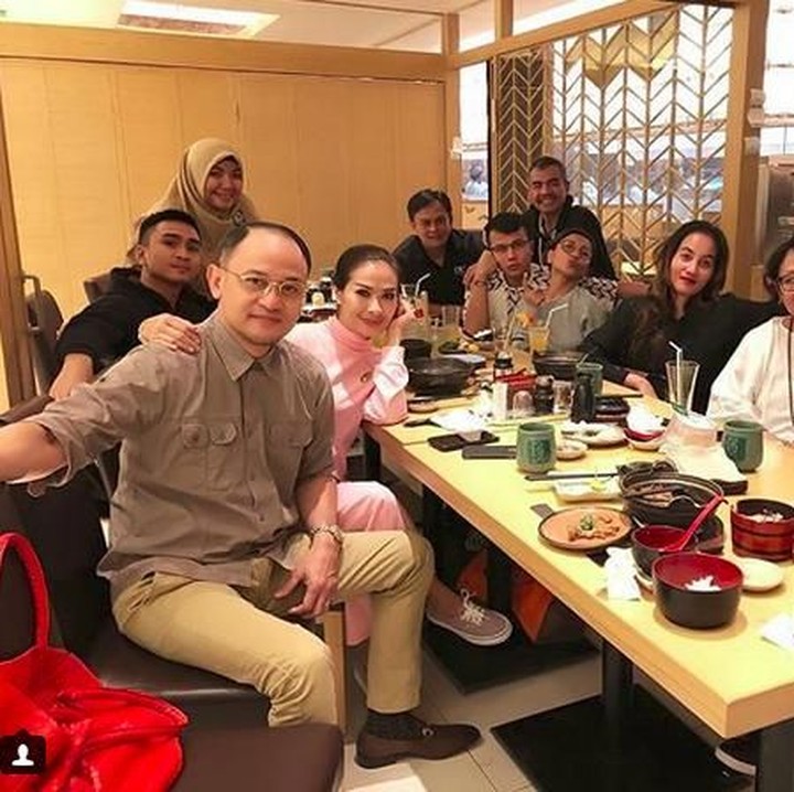 <p>Di depan keluarga dan tim manajemennya, Iis juga selalu terlihat mesra dengan suaminya. (Foto: Instagram @Isdadahlia)</p>