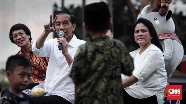 Presiden Jokowi bagi-bagi sepeda di Alun-Alun Taruna Desa Bukit Raya, Kecamatan Sepaku, Kabupaten Penajam Paser Utara, Ibu Kota Nusantara (IKN).