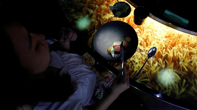 Kolaborasi Makan Enak Dan Virtual Reality Di Restoran Jepang