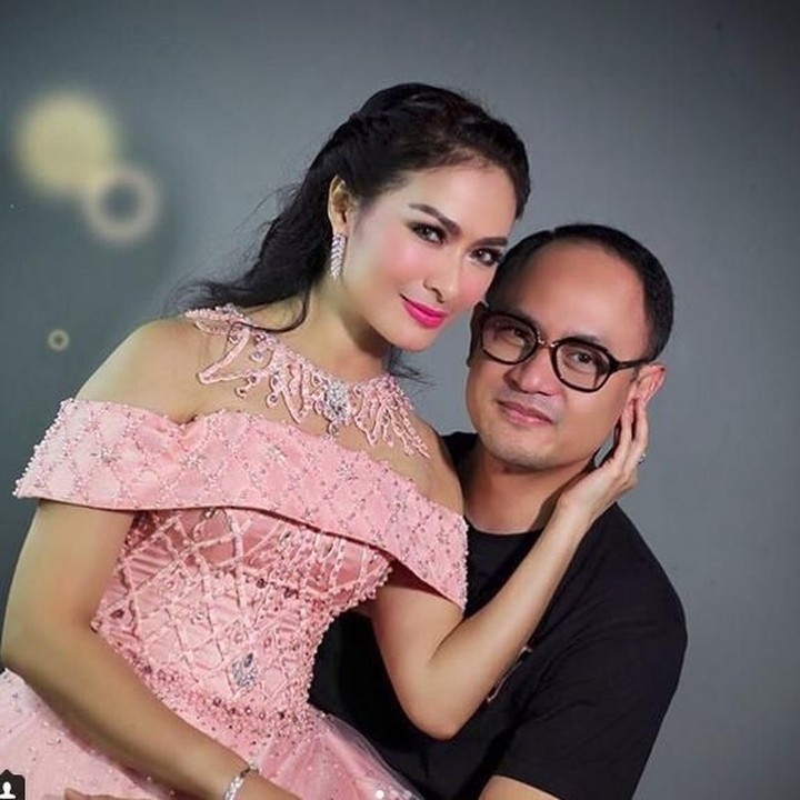 <p>Aih mesranya, Iis dan Satrio pangku-pangkuan. Jadi iri ya, Bun. He-he. (Foto: Instagram @Isdadahlia)</p>