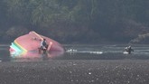 FOTO: Evakuasi Korban Kapal Tenggelam di Jember Sejauh ini, sebanyak 22 nelayan menjadi korban, 12 selamat dan 8 nelayan tewas serta dua orang masih dalam pencarian akibat tenggelamnya kapal di Jember.