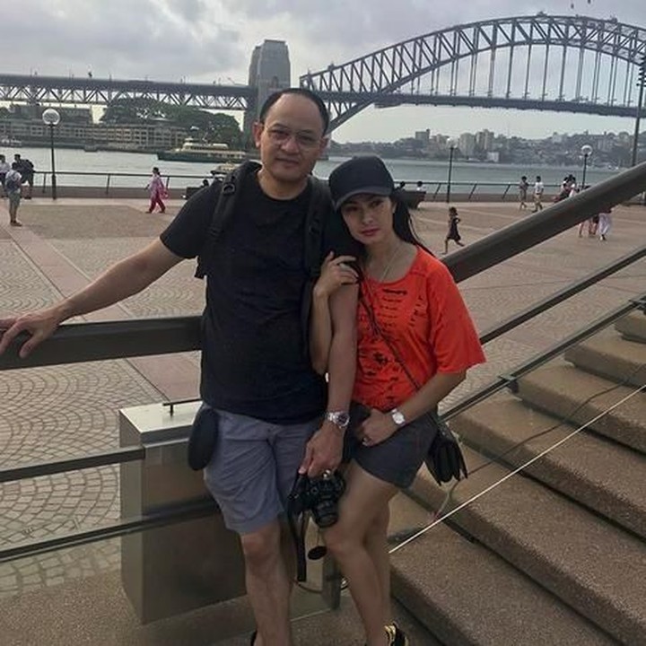<p>Iis Dahlia dan suaminya, Satrio Dewandono, terlihat selalu mesra. Lihat deh, Bun, mereka pegangan tangan terus saat di Sydney Opera House, Australia. (Foto: Instagram @Isdadahlia)</p>