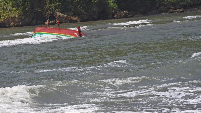 Kapal Nusa membawa puluhan penumpang dan mengangkut semen serta membawa 800 sak beras ukuran 10 kilogram.