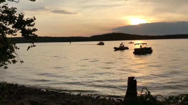Seorang sumber yang dekat dengan penyelidikan insiden kapal wisata "Duck Boat" di Missouri menyebut para penumpang tewas ditemukan tak mengenakan pelampung.