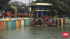 FOTO: Pemasangan Waring di Kali Item