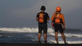 FOTO: Evakuasi Korban Kapal Tenggelam di Jember Sejauh ini, sebanyak 22 nelayan menjadi korban, 12 selamat dan 8 nelayan tewas serta dua orang masih dalam pencarian akibat tenggelamnya kapal di Jember.