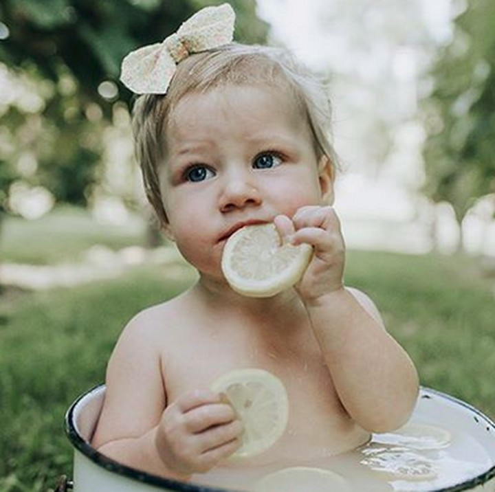 <p>Gimana, Nak, enak nggak lemonnya? (Foto: Instagram/@annekathleenphotography)  </p>