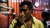 FOTO: Membakar Raga Menuju Nirwana di Tepi Gangga Siang dan malam sebuah kampung di tepi Sungai Gangga terus mengepulkan asap yang berasal dari kremasi jenazah umat Hindu di India.