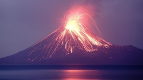 BMKG Duga Tsunami Selat Sunda Dipicu Longsor Anak Krakatau
