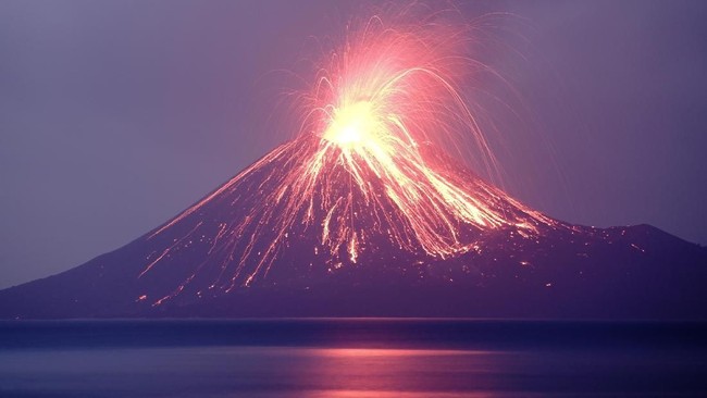 Aktivitas Gunung Anak Krakatau kini berada dalam status waspada. Masyarakat atau wisatawan pun tidak diperbolehkan mendekati kawah radius 2 km. 