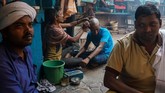FOTO: Membakar Raga Menuju Nirwana di Tepi Gangga Siang dan malam sebuah kampung di tepi Sungai Gangga terus mengepulkan asap yang berasal dari kremasi jenazah umat Hindu di India.
