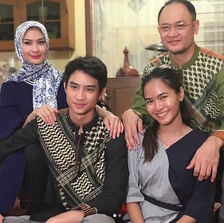 <p>Ini foto keluarga Iis bersama suami dan anak, Bun. Harmonis ya. (Foto: Instagram @Isdadahlia)</p>