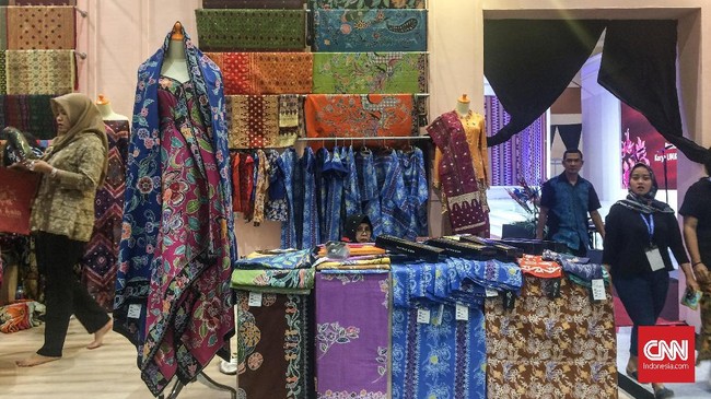 Berbagai corak kain tenun dan batik dari sejumlah provinsi ditawarkan dalam Pameran Karya Kreatif Indonesia 2018 di Jakarta Convention Center, Jakarta Selatan.