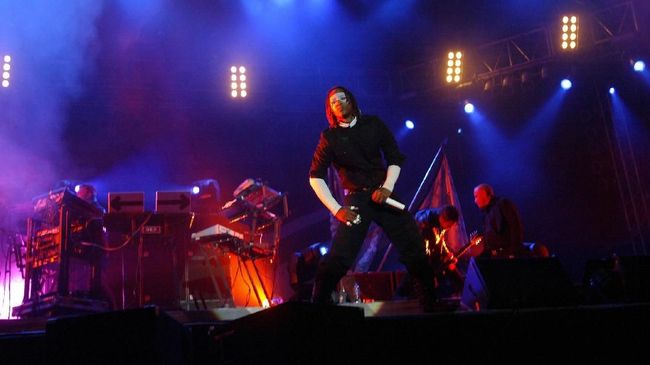 Para fan bersemangat memenuhi permintaan anggota The Prodigy yang ditinggalkan Keith Flint, yaitu berbaris dan memberi penghormatan terakhir untuk sang idola.