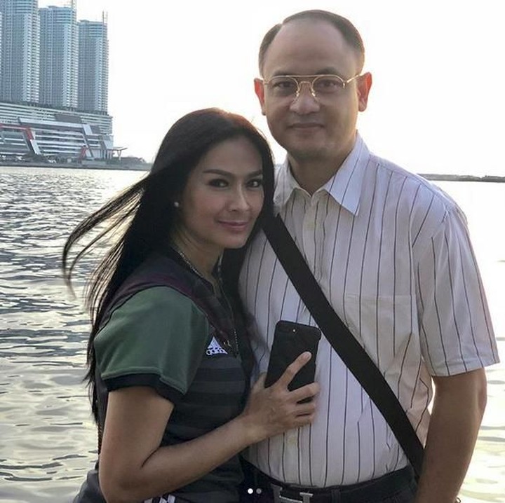 <p>Keduanya berpose mesra di Batavia Marina, Ancol, Jakarta. (Foto: Instagram @Isdadahlia)<br /><br /></p>
