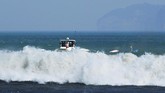 FOTO: Evakuasi Korban Kapal Tenggelam di Jember Sejauh ini, sebanyak 22 nelayan menjadi korban, 12 selamat dan 8 nelayan tewas serta dua orang masih dalam pencarian akibat tenggelamnya kapal di Jember.