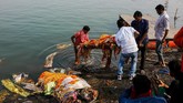 FOTO: Membakar Raga Menuju Nirwana di Tepi Gangga Siang dan malam sebuah kampung di tepi Sungai Gangga terus mengepulkan asap yang berasal dari kremasi jenazah umat Hindu di India.