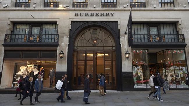 Burberry mengungkapakan bahwa mereka membakar tas dan produk yang tak terjual, nilainya pun mencapai Rp529 miliar.
