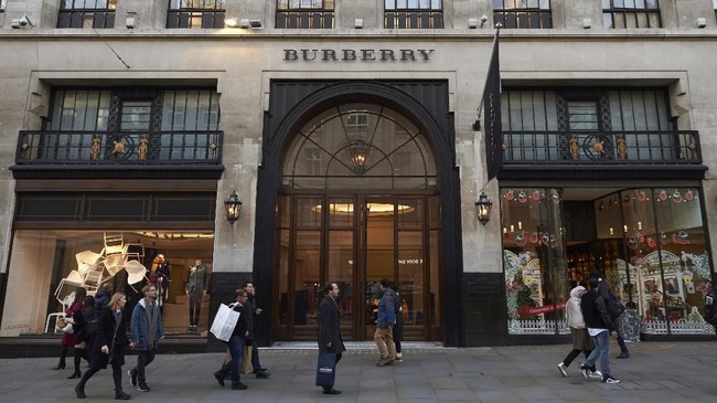 Saham Burberry (BBRYF) anjlok hampir 8 persen pada perdagangan di London, Senin (28/6), usai kabar pengunduran diri Marco Gobbetti dari kursi CEO.