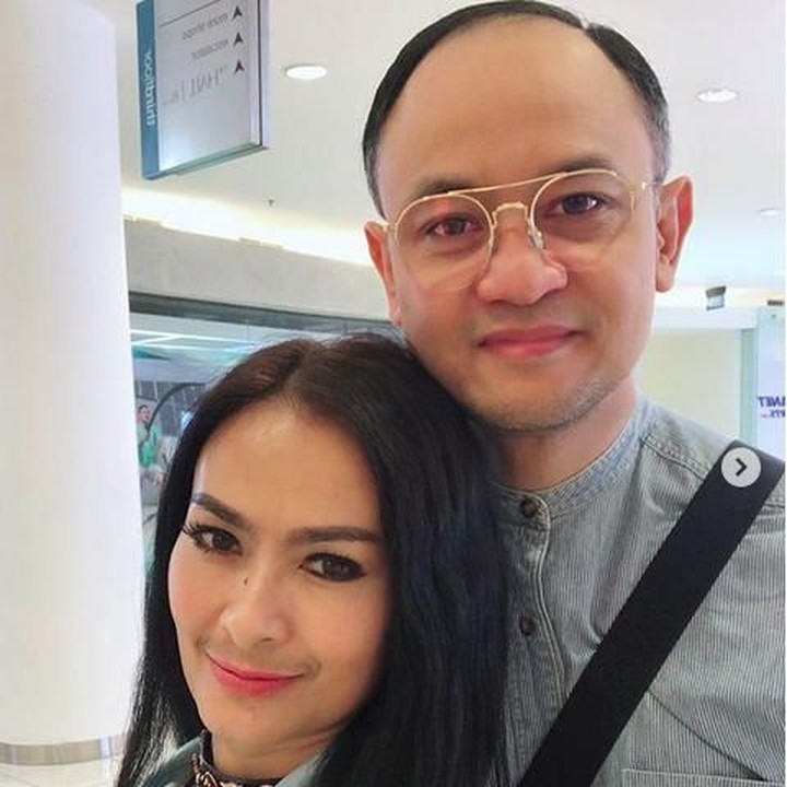<p>Mereka sudah menikah selama 17 tahun, Bun, tapi masih selalu mesra. Patuh ditiru nih, Bun! (Foto: Instagram @Isdadahlia)</p>