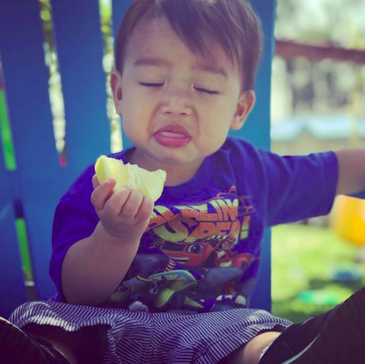 <p>Hmm, kira-kira apa yang ada di pikiran anak ini, Bun? Lemon enak apa nggak ya? He-he-he. (Foto: Instagram/@oliveravang)  </p>