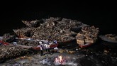 FOTO: Membakar Raga Menuju Nirwana di Tepi Gangga Siang dan malam sebuah kampung di tepi Sungai Gangga terus mengepulkan asap yang berasal dari kremasi jenazah umat Hindu di India.
