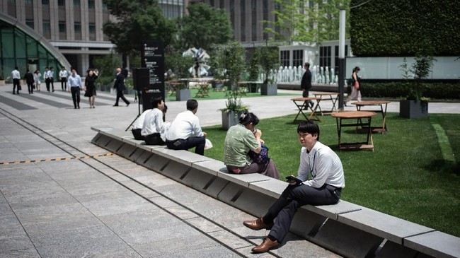 A man uses his phone in Tokyo on May 18, 2018.  / AFP PHOTO / Martin BUREAU