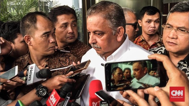 Sofyan Basir yang mengenakan kemeja putih lengan panjang datang sekitar pukul 10.00 WIB di KPK. Namun, dia tak banyak bicara soal pemeriksaan kali ini.