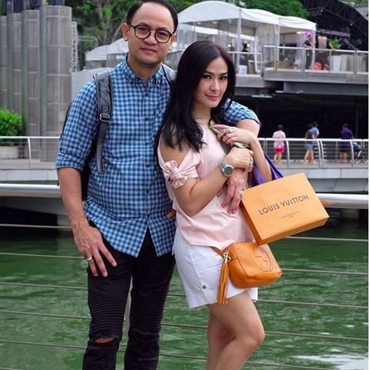 <p>"Love U", tulis Iis di Instagram-nya. Ditujukan untuk suami dong ya, Bun, pastinya. (Foto: Instagram @Isdadahlia)</p>