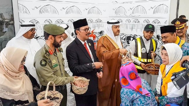 Pertama kalinya, jemaah haji kloter pertama di Bandara Madinah disambut alunan salawat 'Cinta Rasul'-nya Maher Zain dan kasidah dari Kerajaan Arab Saudi.