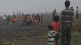 FOTO: Evakuasi Korban Kapal Tenggelam di Jember Sejauh ini, sebanyak 22 nelayan menjadi korban, 12 selamat dan 8 nelayan tewas serta dua orang masih dalam pencarian akibat tenggelamnya kapal di Jember.
