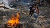 FOTO: Membakar Raga Menuju Nirwana di Tepi Gangga Siang dan malam sebuah kampung di tepi Sungai Gangga terus mengepulkan asap yang berasal dari kremasi jenazah umat Hindu di India.