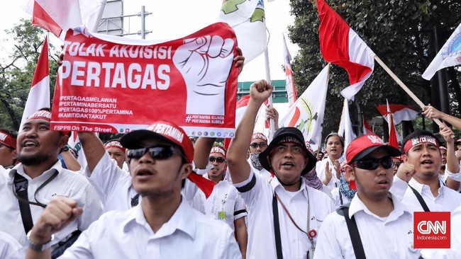 Ribuan karyawan Pertamina yang tengah berdemo menolak bertemu dengan Wakil Menteri ESDM Arcandra Tahar. Mereka bersikeras bertemu Menteri ESDM Ignasius Jonan.