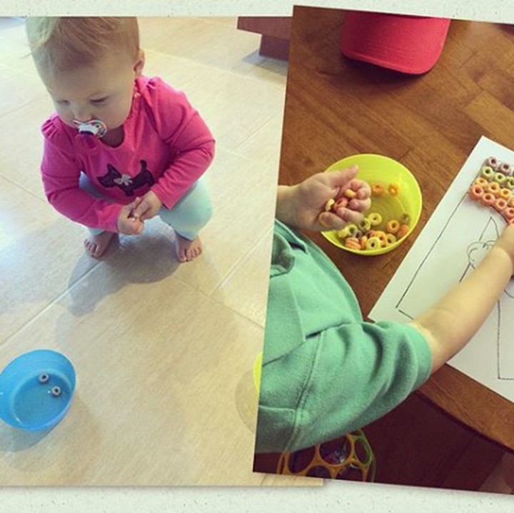 <p>Membuat huruf R dengan sereal warna-warni bikin si kecil sibuk sendiri, hi-hi-hi. (Foto: Instagram @toddlermom)  </p>