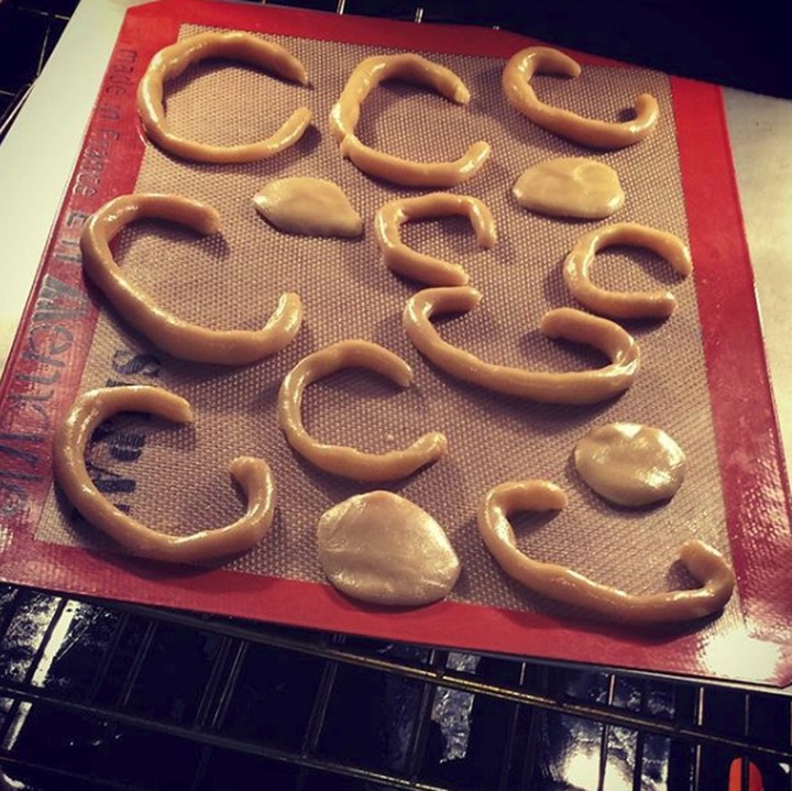 <p>Membuat kue sambil belajar huruf C, lucu juga nih. (Foto: Instagram @toddlermom)  </p>