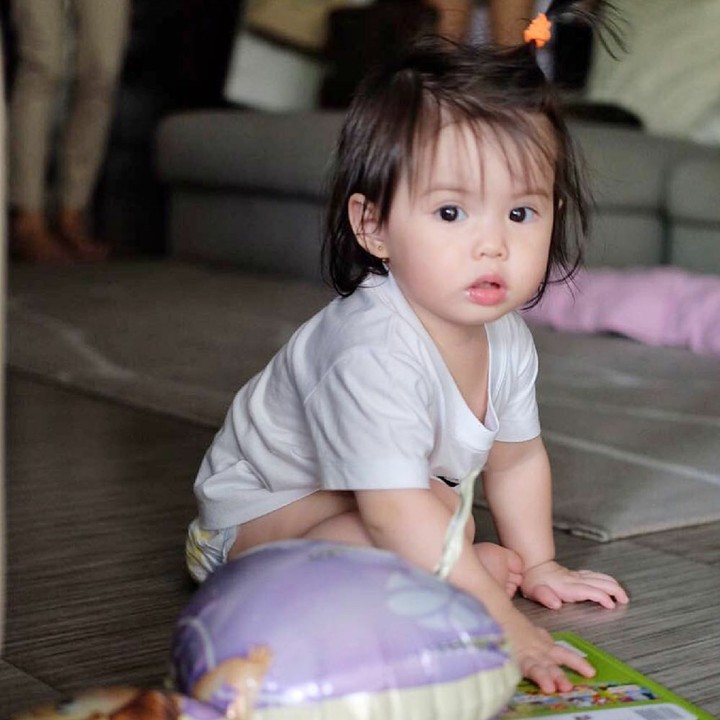 <p>Wah, sejak kecil Olivia udah punya rambut yang tebal ya. (Foto: Instagram/oliviamreyes)  </p>