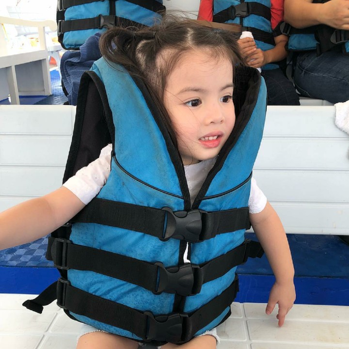 <p>Walaupun pakai pelampung kebesaran, Baby Oli tetap menggemaskan ya. (Foto: Instagram/oliviamreyes)  </p>