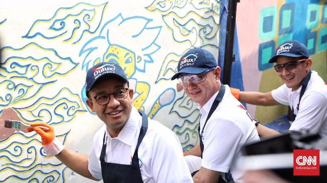 Demi mewujudkan rencana memuralkan Jakarta, Gubernur DKI Anies Baswedan tengah membicarakan dengan sejumlah seniman mural termasuk dosen seni rupa ITB.