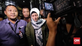 Inneke Koesherawati Menangis Usai Diperiksa KPK
