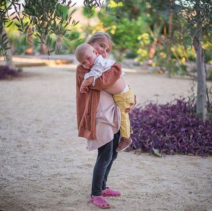 <p>Buat seorang adik, salah satu hal yang bikin nyaman ya berada di gendongan kakak kayak gini. (Foto: instagram/@travelswithtwointow)  </p>