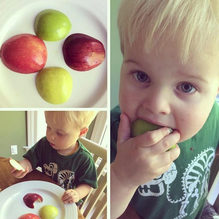 <p>Nah, kalau yang ini memperkenalkan variasi buah sekaligus membuat si kecil makan buah, Bun. Hi-hi-hi, bonusnya dobel ya. (Foto: Instagram @toddlermom)  </p>