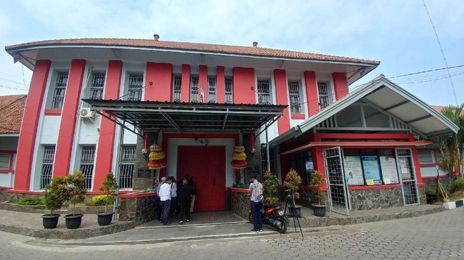 Saat razia Lapas Sukamiskin, Dirjen PAS Kemenkumham menemukan sejumlah fasilitas di dalam sel. Ia memaklumi sebagiannya, misalnya, dispenser dan kipas angin.