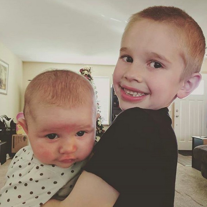 <p>Hmm, si adik kayaknya tegang banget ya digendong kakaknya? He-he-he. (Foto: instagram/@onlytheescentials)  </p>